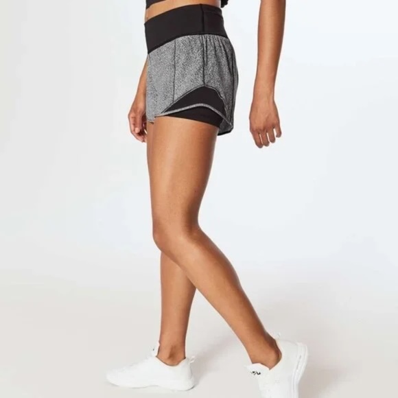 Size 4 Hot Hot Shorts with biker shorts - Picture 3 of 10